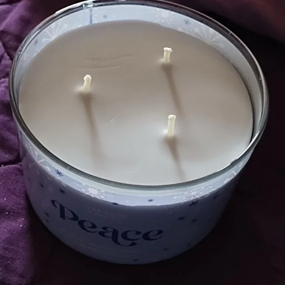 Yankee Candle White and Blue Scented Candle - discontinued - Picture 2 of 4